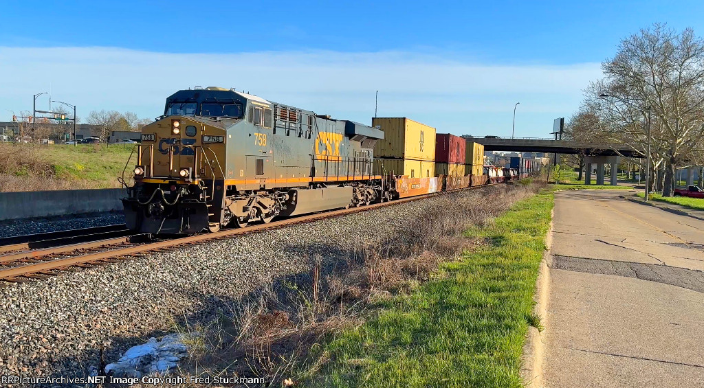 CSX 758 leads I135 and already obscures the 1502.